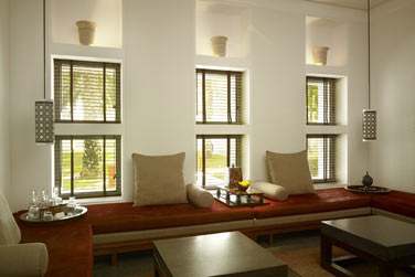 Le coin salon de la Suite Chedi Club vue mer