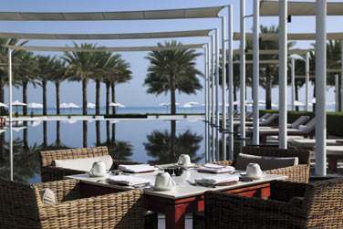 Le Serai Pool Cabana pour un repas lger au bord de l'eau et profiter du soleil clatant d'Oman !