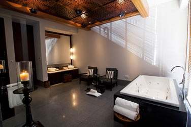 La spacieuse salle de bain d'une cabine de soin au Spa