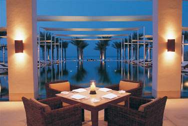 Le Serai Pool Lounge, situ au bord de la piscine Serai, la mer  l'horizon