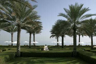 L'htel est entour de jardins verdoyants et fontaines... Un endroit propice au bien-tre et  la srnit