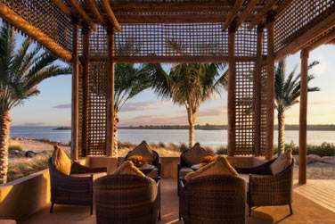 Le site, splendide, fait face aux eaux claires et turquoise de la mer d'Arabie