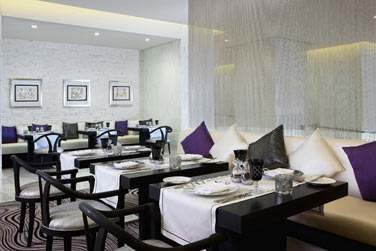 Le restaurant Corniche All Day Dining sert une cuisine internationale