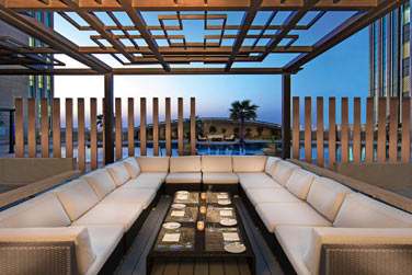 Prs de la piscine se trouve le Chill'O, un endroit pour prendre un verre, un en-cas ou djeuner