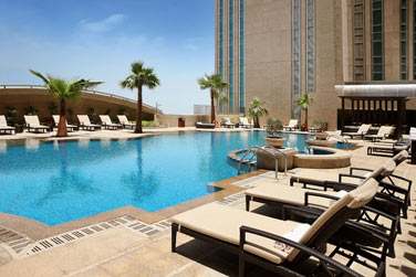 Au 8e tage, l'htel possde une belle piscine o vous pourrez venir vous rafrachir aprs une journe de visite