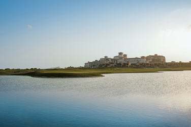 Ce luxueux htel se situe sur l'le de Saadiyat  Abu Dhabi