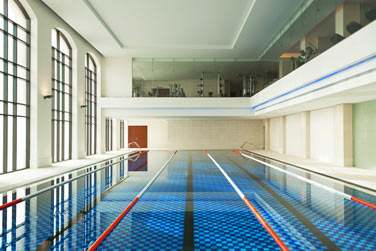 Ou quelques brasses dans la piscine de la salle de sport