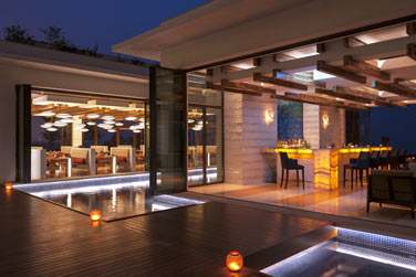 Le restaurant Sontaya surplombe la plage et offre une vue imprenable sur le golfe d'Arabie