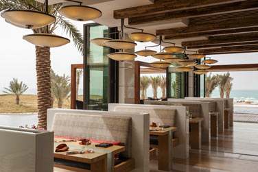 Le restaurant Sontaya est ouvert sur une terrasse surplombant le golf et la mer