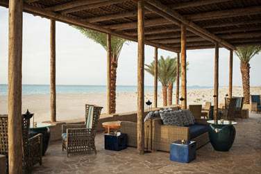 Le restaurant Turquoiz possde une spacieuse terrasse ombrage situe le long de la plage