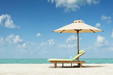 Longue plage de sable blanc, mer turquoise et ciel azur...