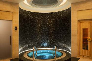 Bain  remous pour de purs moments de dtente au Spa Iridium