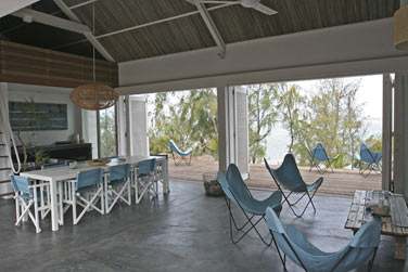 La salle de sjour de la Villa donnant sur une belle terrasse face  la mer