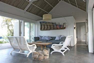 Le coin Salon de la Villa donnant sur la sublime terrasse et offrant une vue sublime sur le lagon de Rodrigues