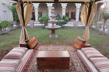 La cour intrieure dispose d'un petit jardin amnag d'une tente o vous pourrez vous relaxer