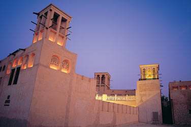 Vous serez tout prs des souks, du muse de Duba et de Bastakia Heritage Village...