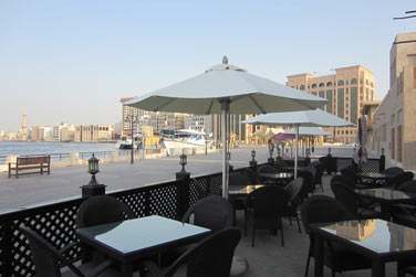 Ainsi qu'une terrasse juste devant au bord de la crique