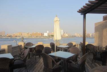 La terrasse du restaurant surplombe la crique... Un panorama trs typique