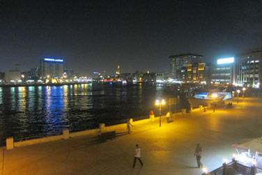 Le soir venu, le paysage se transforme... Les rives et les bateaux s'illuminent