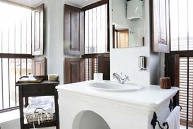 Intrieur d'une salle de bain. Les salles de bain sont toutes diffrentes, petites ou plus spacieuses !