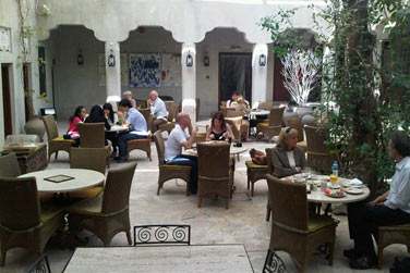 Ouvert toute la journe, XVA Caf propose une cuisine vgtarienne  base de produits frais locaux