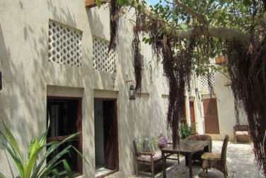 Devant les chambres ont t amnags des petits coins de dtente  l'ombre des arbres