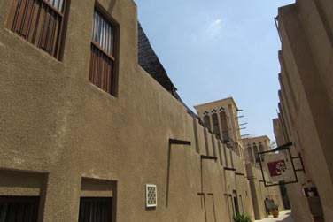 La situation est exceptionnelle : tout prs du Muse de Duba, de la crique et des souks de l'or, des pices et tissus