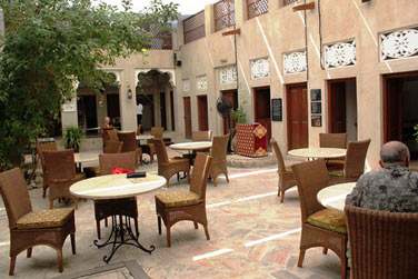 Sur la terrasse en plein air et abrite par de grands voilages ou dans la salle  manger, ...