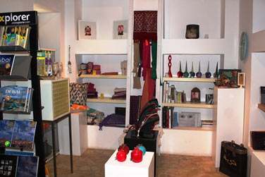 Sa trs jolie boutique propose des objets d'art et d'artisanat locaux