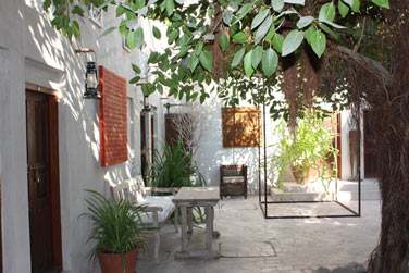 Des petites tables, des banquettes aux tissus anciens chins dans les souks... pour des moments de tranquillit