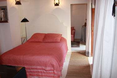 Intrieur d'une chambre standard, un dcor sobre et lgant pour une petite retraite au coeur du Vieux Duba