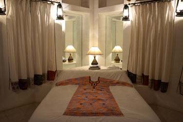 La chambre Deluxe, au dcor original, est situe au rez-de-chausse de la 2e cour intrieure