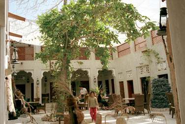 La cour intrieure principale abrite galement la terrasse de XVA Caf