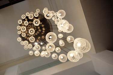 Une dcoration trs russie, moderne et pure. Les luminaires embellissent les lieux !