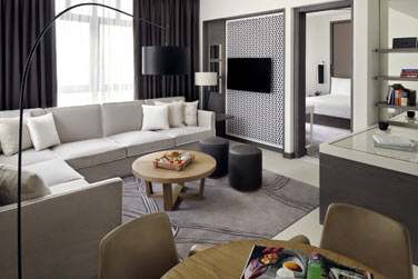 Le spacieux salon de la Suite Junior