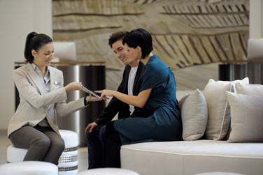 Le check-in sur tablette confortablement installs dans les espaces dtente de la rception