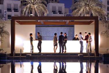 Le bar de la piscine le soir venu. Une ambiance trendy et anime