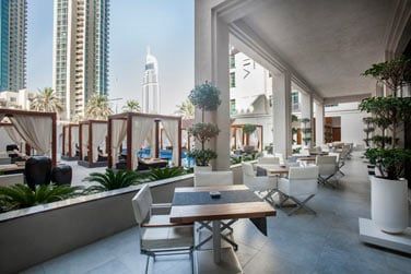 En exterieur, une spacieuse terrasse vue piscine