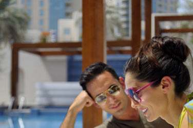 Relaxez-vous au bord de la piscine... Mme si vous tes au coeur du quartier Downtown !