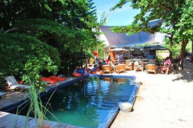 Une ambiance conviviale rgne ici... Vous pourrez vous relaxer au bord de la piscine