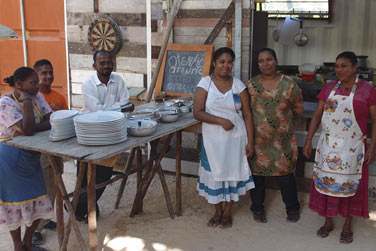 Pour vos repas ? Une quipe de choc vous concoctera de dlicieux plats