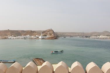 La route ctire offre des panoramas  couper le souffle sur les eaux turquoise du Golfe d'Oman
