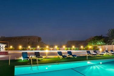 La piscine extrieure de l'htel Sur Plaza 3*  Sur