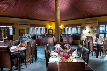 Les plus aventureux testeront l'agneau traditionnel omanais au barbecue autour d'un feu de camp