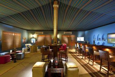 La salle intrieure du restaurant Two Dunes offre un dcor traditionnel, sous tente