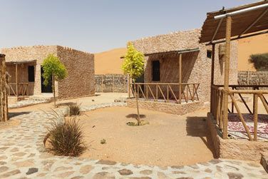 Le chalet standard dispose d'une salle de bain privative avec douche et d'un petit patio extrieur