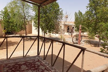 Le camp est entour par une vritable mer de sable