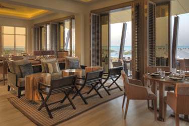 Intrieur du restaurant The Beach House ouvert sur la plage