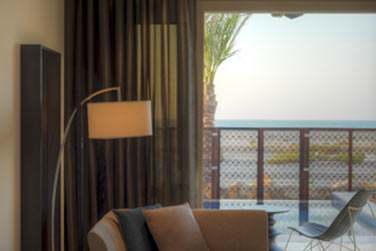 La chambre de la Suite plage donnant sur une terrasse avec petite piscine prive