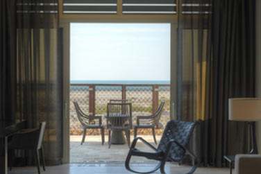 le salon de la Suite plage donnant sur une spacieuse terrasse face  la mer et en bord de plage